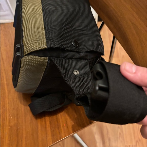 Canon 100EG Custom Gadget Bag
Water-repellent nylon
Carry handle
Shoulder strap - Picture 10 of 10